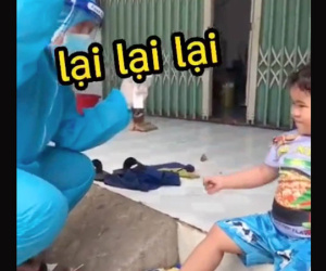 Khoảnh khắc mềm lòng: Tình nguyện viên phải chơi từ oẳn tù tì đến 'hối lộ' nước ngọt cho bé gái để lấy mẫu thử