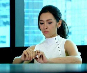 Hoảng hốt lao đến khi nghe tin chồng bị tai nạn, cô vợ lặng người nhìn thứ trong cặp đi làm của anh ta sau đó hạ quyết tâm