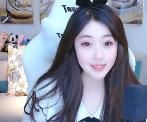'Try hard' quá hăng, nữ streamer xinh đẹp vô tình tiết lộ đã có con trai 13 tuổi, fan lập tức phản ứng gay gắt vì cho rằng bị lừa dối