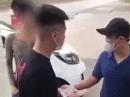 Tạm giữ hình sự nam thanh niên xăm trổ giật khẩu trang cán bộ chốt kiểm dịch rồi đe dọa