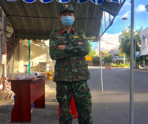 Chú bộ đội được tặng 'thư tình' tận tay, nụ cười cảm ơn híp cả mắt chiếm trọn spotlight
