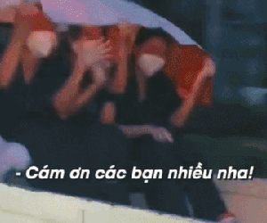 Xúc động khoảnh khắc các tình nguyện viên Cao đẳng Y tế Bạch Mai ngồi sau thùng xe dưới cơn mưa nặng hạt nhưng vẫn mỉm cười hạnh phúc vì món quà bất ngờ