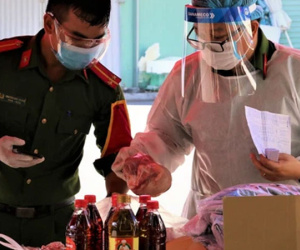 Ảnh: Công an mướt mồ hôi 'chốt đơn' tại 30 điểm bán hàng phi lợi nhuận cho người dân Đà Nẵng