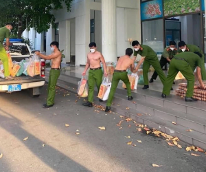 Các anh công an cởi trần vác gạo, bê trứng khiến dân tình 'điêu đứng', không thể rời mắt khỏi cơ bụng cuồn cuộn