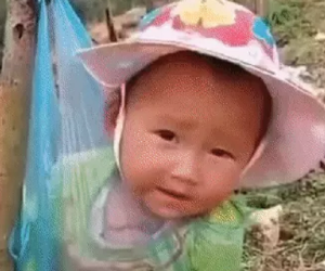 Gặp nụ cười xinh xắn 'vạn người mê' của em bé ven đường, thanh niên suýt khóc khi nhìn xuống chân em