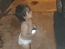 'Chị đại mang bỉm' lon ton ra xin gạo, nhà hảo tâm vừa nói 1 câu đã lạnh lùng quay ngoắt đi