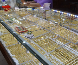 Giá vàng hôm nay 28-8: Vọt lên mạnh mẽ, USD suy yếu trên diện rộng