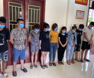Hát karaoke xuyên đêm còn vay tiền không trả, 4 người bị chủ quán karaoke bắt giữ