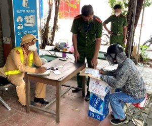 Cô gái mang theo dụng cụ chơi ma túy đi trên phố trong Chỉ thị 16, test nhanh thì dương tính với ma túy