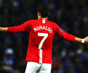 Vừa về Man United, Ronaldo được báo Anh tìm tận… 23 lí do để yêu