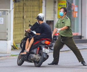 Quay đầu chạy khi thấy chốt kiểm tra giấy đi đường
