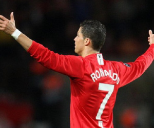 Ronaldo hot hơn Messi ngày công bố 'bom tấn'