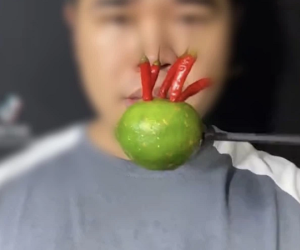 Phẫn nộ clip TikToker ăn cay 'hủy diệt dạ dày', hành động câu view rất đáng lên án!