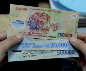 Lỡ vay tiêu dùng, quẹt thẻ tín dụng trước dịch, nhiều người chật vật trả góp hàng tháng