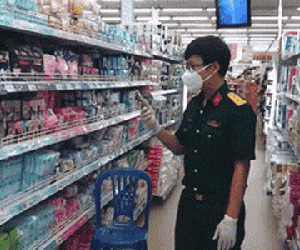 Cảnh bộ đội kiên nhẫn đứng lựa BVS mua hộ cho chị em, gương mặt bừng sáng khi tìm được 'đúng loại' khiến ai cũng cười