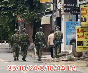Đi giao đồ ăn nhanh thoăn thoắt nhưng các anh bộ đội vẫn bị 'làm khó', xem xong ai cũng thấy thương