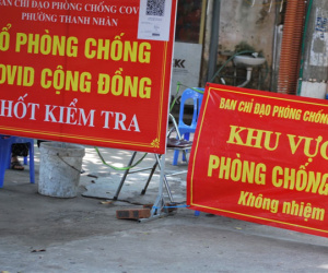 Hà Nội: Phong tỏa tạm thời 2 con ngõ nơi ở của nữ nhân viên bệnh viện và công an chốt trực mắc COVID-19