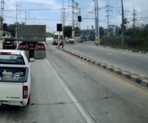 Video: Kinh hoàng cảnh xe tải mất phanh, cày nát dải phân cách