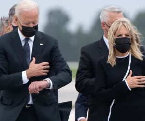 Tổng thống Biden gây tranh cãi vì xem đồng hồ trong lễ đón thi hài binh lính Mỹ