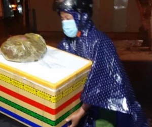 Giữa đêm mưa gió, chiến sĩ công an chở thùng hàng đặc biệt đến nhà người dân khiến tất cả cảm động