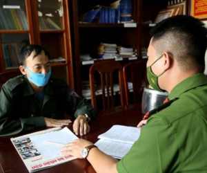 Bảo vệ trang trại lợn giả Cảnh sát cơ động khi ra đường cho oai