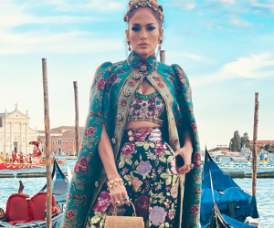 Lên đồ vương giả, Jennifer Lopez lộng lẫy như nữ hoàng tới show Dolce & Gabbana nhưng vẫn mất điểm vì một chi tiết nhỏ