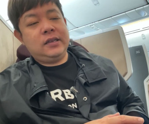 Quang Lê: 'Tôi không có tiền ngồi hạng thương gia, đói phải xin tiếp viên mỳ gói ăn'