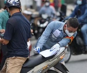 Hà Nội: Tổ công tác đặc biệt lập chốt dài 200 mét xử lý vi phạm phòng chống dịch, nhiều người 'quay xe' khi gặp chốt