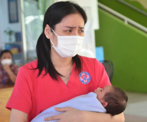 Giọt nước mắt hạnh phúc của nữ tiếp viên xin làm 'mẹ' cho hàng chục trẻ sơ sinh có bố mẹ là F0