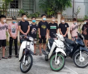 Nhóm 'choai' rủ nhau thông chốt vì lâu ngày không gặp