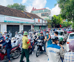 Biển người ùn ứ kéo dài đợi kiểm tra giấy đi đường ở chốt kiểm tra huyện Thanh Trì