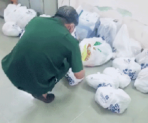 Nhìn chú bộ đội thẫn thờ trước hàng chục túi đồ ăn bị 'bom hàng' mà tức, dân mạng đề xuất hình phạt cho kẻ 'bùng tiền