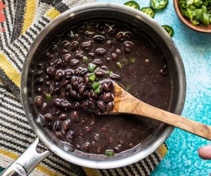 Vô số lý do để bạn thêm đậu đen vào chế độ ăn nhưng lưu ý sau cùng của chuyên gia mới là điều nhiều người không ngờ