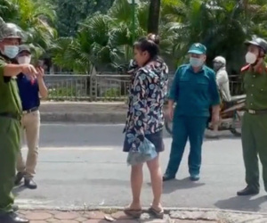 Cô gái cãi nhau ầm ĩ với công an vì ra đường không đeo khẩu trang, dân đưa cho còn ném đi: Em chỉ ra lấy túi cam mà bắt lại