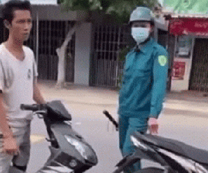 Bị nhắc nhở vì không đeo khẩu trang, người đàn ông doạ công an: Ai bầu cho ông vào đây để quản lý?