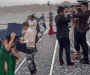 Chuyện hy hữu chưa từng có tại show thời trang: Mưa đá đổ bộ sàn catwalk, những bộ cánh tiền tỷ ướt sạch chỉ trong chớp mắt