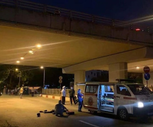 Hà Nội: Đứng trên thành cầu hút thuốc, người đàn ông ngã gãy tay chân