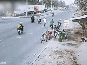 Khoảnh khắc kinh hoàng: Nam thanh niên chạy xe máy tốc độ cao khiến 7 người ngã văng xuống đường