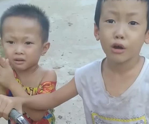 2 bé trai đạp xe ra đường chơi mùa dịch, không bị phạt còn được công an xã tới tận nhà tặng quà