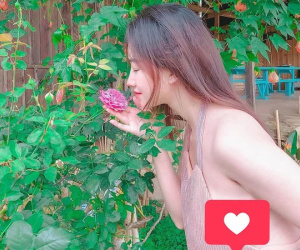 Gái xinh Việt gây sốt netizen quốc tế vì diện váy áo lộ chân ngực ló, còn được ca tụng 'giật spotlight' của hoa