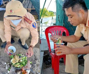 Bát mì trộn toàn rau của chiến sĩ CSGT cùng chiếc bếp tự chế tại chốt khiến nhiều người rưng rưng
