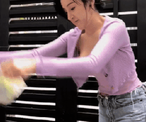 Xem Bà Tưng ăn vận sexy, cười toe toét vẩy rau, netizen chỉ nơm sớp sợ một thứ rớt ra ngoài