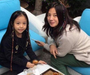Truyền thông Hong Kong tiết lộ tình hình con gái Triệu Vy giữa scandal phong sát, con riêng của chồng hiện đang ra sao?