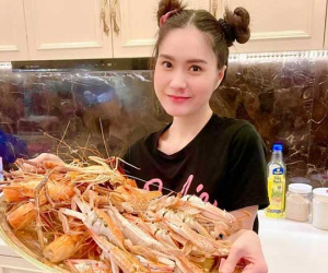 Đăng mâm hải sản to đùng vật vã giữa mùa dịch, đại gia Quận 7 không được antifan để yên: Khoe chi cho người nghèo thèm?