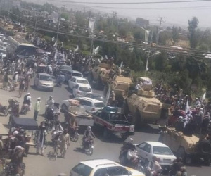Taliban mang khí tài Mỹ đi diễu hành
