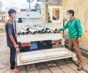Thiếu tiền tiêu xài, 2 thanh niên tháo lan can hàng loạt cây cầu mang đi bán