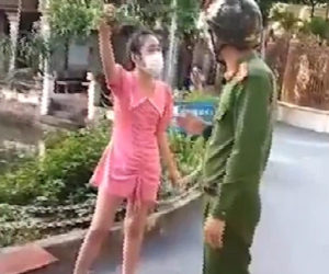 Bị mời lên phường vì ra đường không lý do, cô gái trẻ thản nhiên đáp: 'Em chưa mặc áo ngực, anh cho em về thay'
