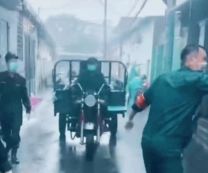 Chỉ 1 câu nói của anh bộ đội mà khiến dân tình nức lòng, càng thương các anh dầm mưa đi phát đồ ăn
