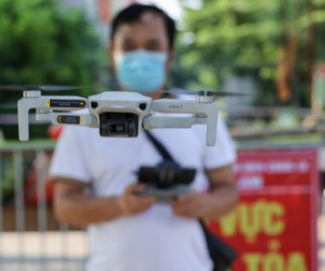 Cận cảnh giám sát hàng ngàn dân khu vực phong toả bằng flycam, ai vi phạm bị phạt nguội