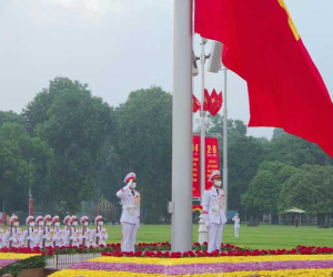 Lễ chào cờ thiêng liêng trước Lăng Bác được chiến sĩ Tiêu binh thực hiện thế nào?